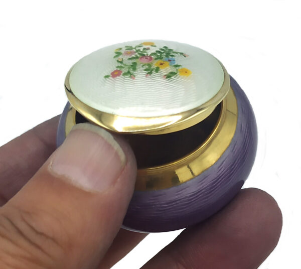 Pill Box Round guillochè and hand-painted miniature Salimbeni. - Image 3
