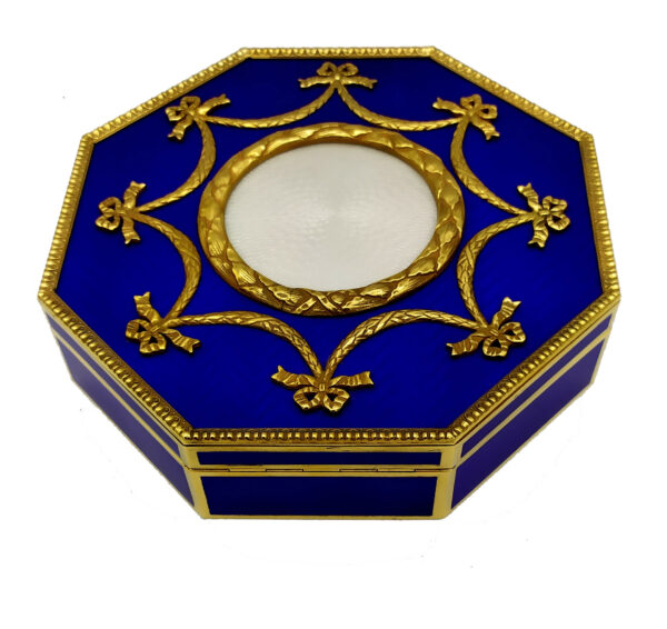 Salimbeni Table Box with Russian Impero Style ornaments on blue and white enameling. 2