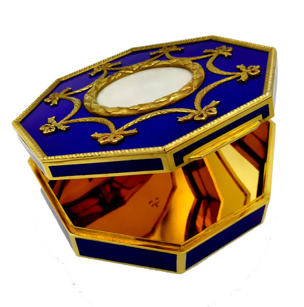 Salimbeni Table Box with Russian Impero Style ornaments on blue and white enameling. 4