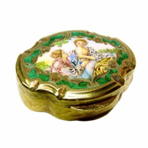 Snuff Box or Pill Box miniature and green background Salimbeni