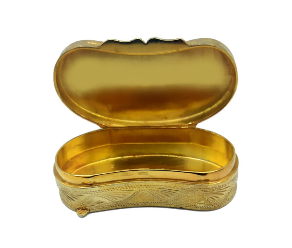 Salimbeni Pillbox Shaped with hand painted miniature in Louis XVI style. 2