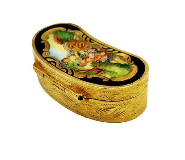 Salimbeni Pillbox Shaped with hand painted miniature in Louis XVI style. 3