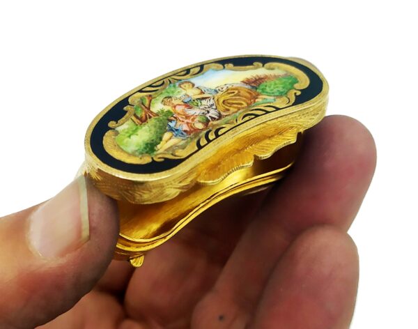 Salimbeni Pillbox Shaped with hand painted miniature in Louis XVI style. Video