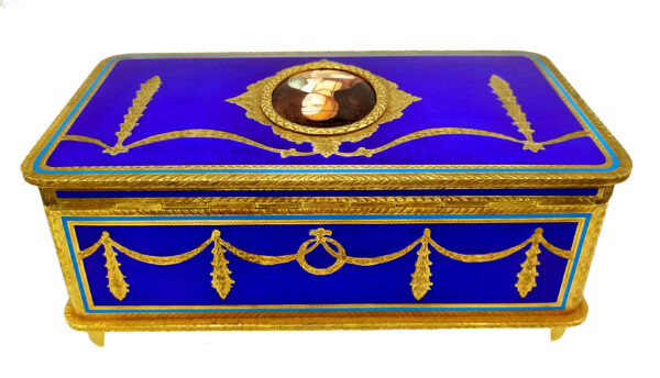 Musical Box Salimbeni table box with mechanical musical movement with 3 different motifs, detail of back side