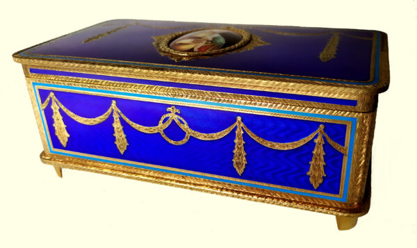 Musical Box Salimbeni table box with mechanical musical movement with 3 different motifs,