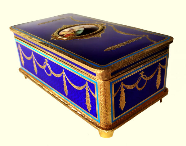 Musical Box Salimbeni table box with mechanical musical movement with 3 different motifs,