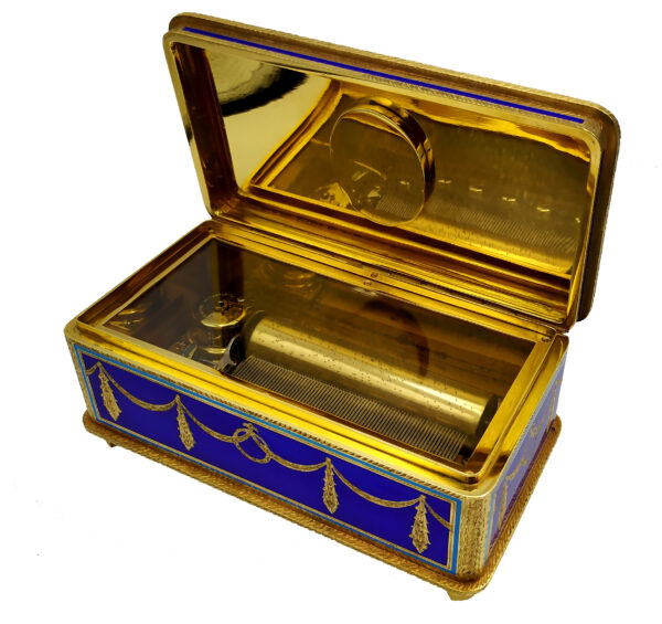 Musical Box Salimbeni table box with mechanical musical movement with 3 different motifs, detail inside
