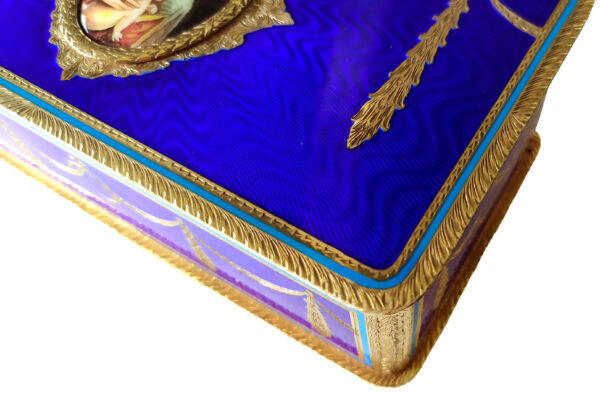 Musical Box Salimbeni table box with mechanical musical movement with 3 different motifs, detail of the corner