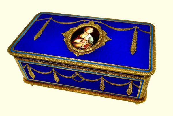 Musical Box Salimbeni table box with mechanical musical movement with 3 different motifs