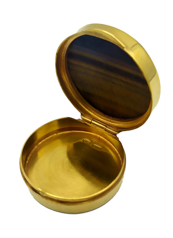 https://www.salimbeni1891shop.com/wp-content/uploads/2023/07/Salimbeni-Pillbox-domed-Tigers-eye-Gemstone-on-lid-in-round-Sterling-Silver-main.jpg
